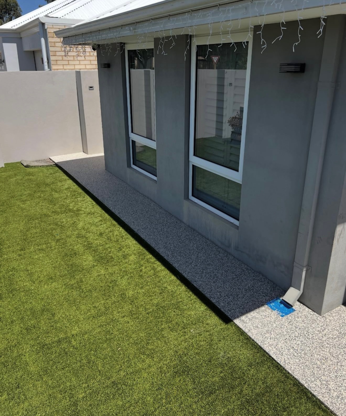 Resin bound path with dark border alongside lawn