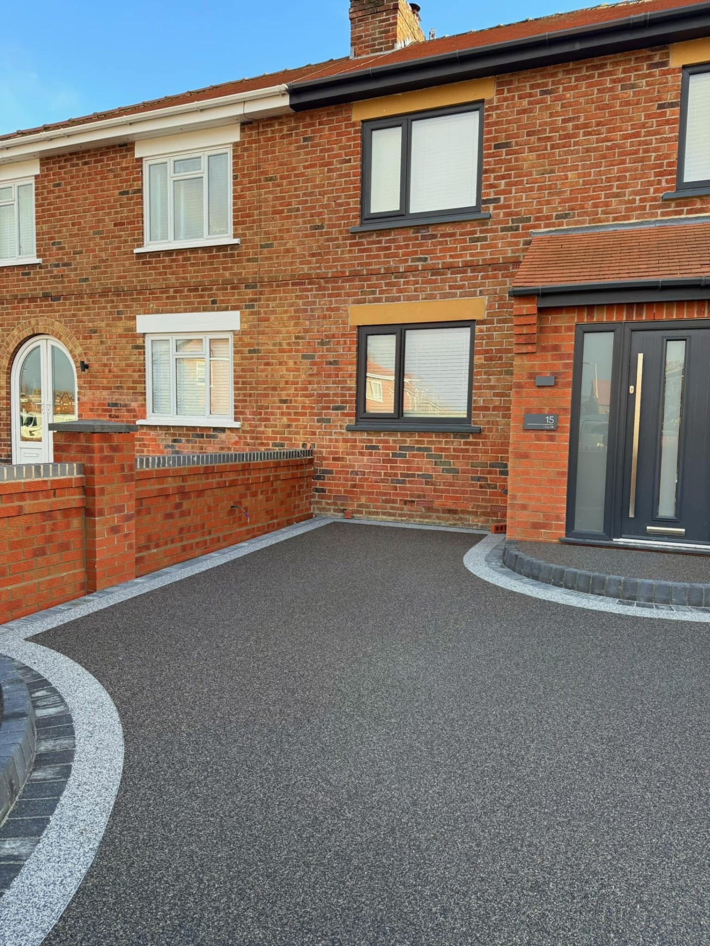 Resin bound driveway with curved border detail