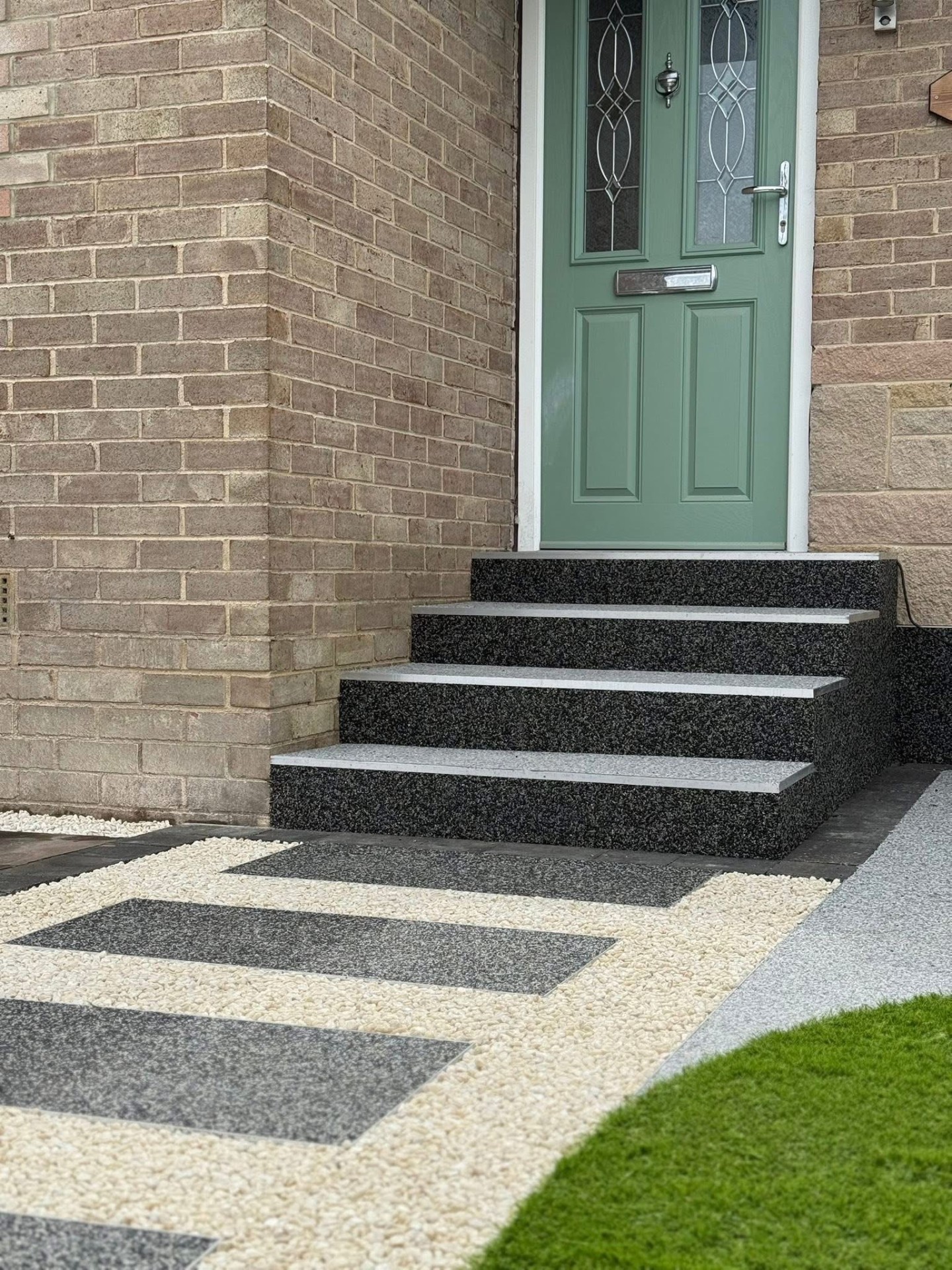Resin bound front steps with patterned pathway